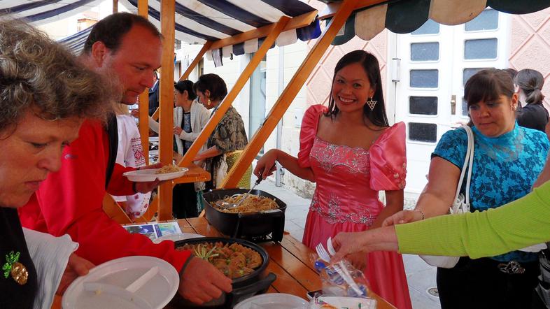 Tudi Filipinka Gia je med drugimi na Interizoli predstavila svojo hrano. (Foto: 