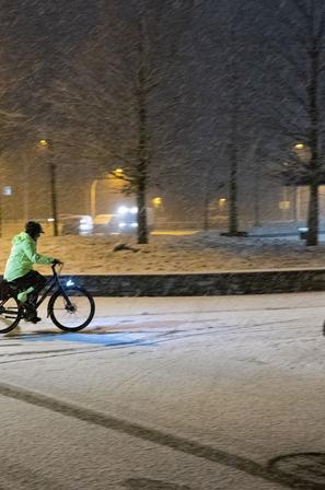 cesta noč zima sneg