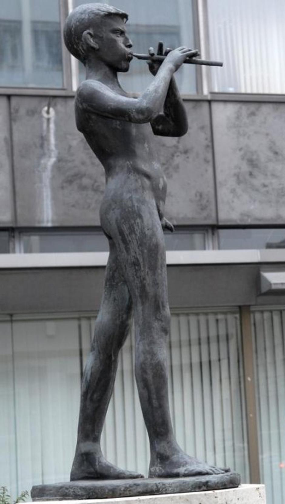 Kalinov Deček s piščaljo pred vhodom v stavbo RTV Slovenija. | Avtor: zurnal