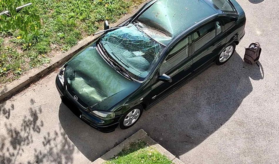 Zapeljal s ceste, trčil v blok, nato pa še v parkirano vozilo