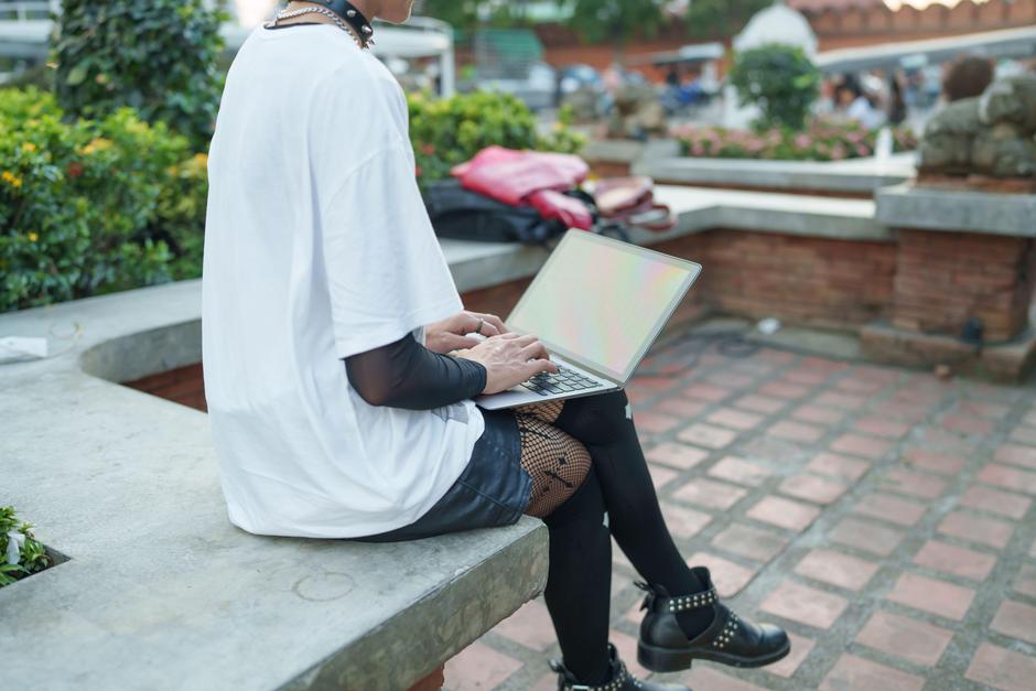 Ženska dela na računalniku zunaj | Avtor: Profimedia