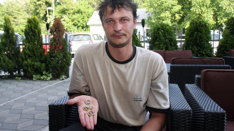 Reklama. Bralec je bil zgrožen nad polepljenimi kovanci. Policija: Ni kaznivo. (