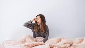 utrujenost postelja zehanje