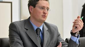 "Vaš odgovor pričakujemo do 19. maja 2011," rok ministru Križaniču v dopisu post