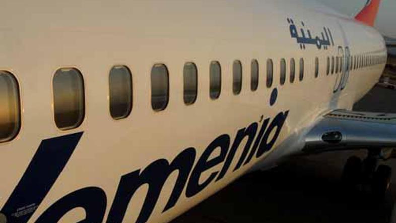 Na letalu je bilo 142 potnikov in 11 članov posadke.