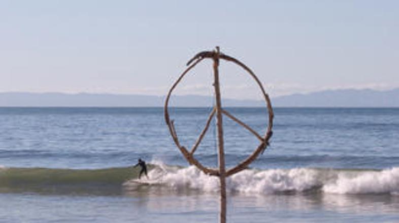 Simbol miru je delo Geralda Holtoma.