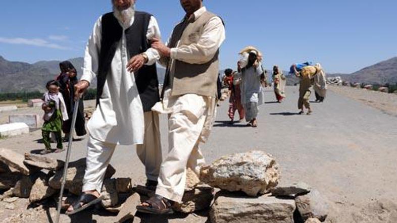 Več sto tisoč ljudi je zapustilo svoje domove zaradi spopadov med pakistansko vo