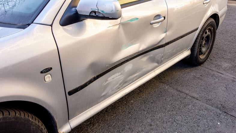 trčenje avtomobil poškodbe udrtina