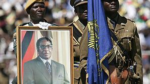 Bo Mugabe, ki goji kult osebnosti, ki bi mu ga zavidala celo Stalin in Hitler, l