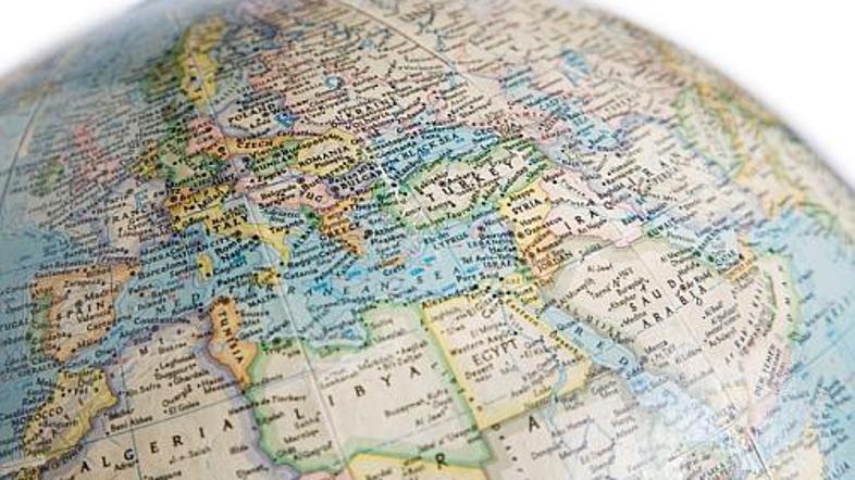 Veliki in majhni na dobrem starem globusu ...