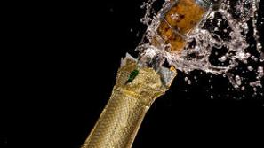 Šampanjska steklenica ima zaradi ogljikovega dioksida ojačano dno.