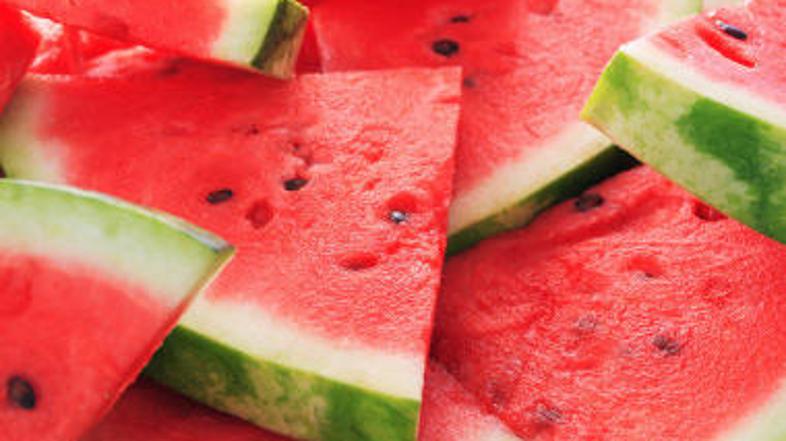 Poskrbite za ustrezno prehrano, s katero boste telesu zagotovili dovolj tekočine