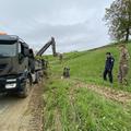 pripadniki Slovenske vojske pomagajo pri odstranjevanju posledic plazov