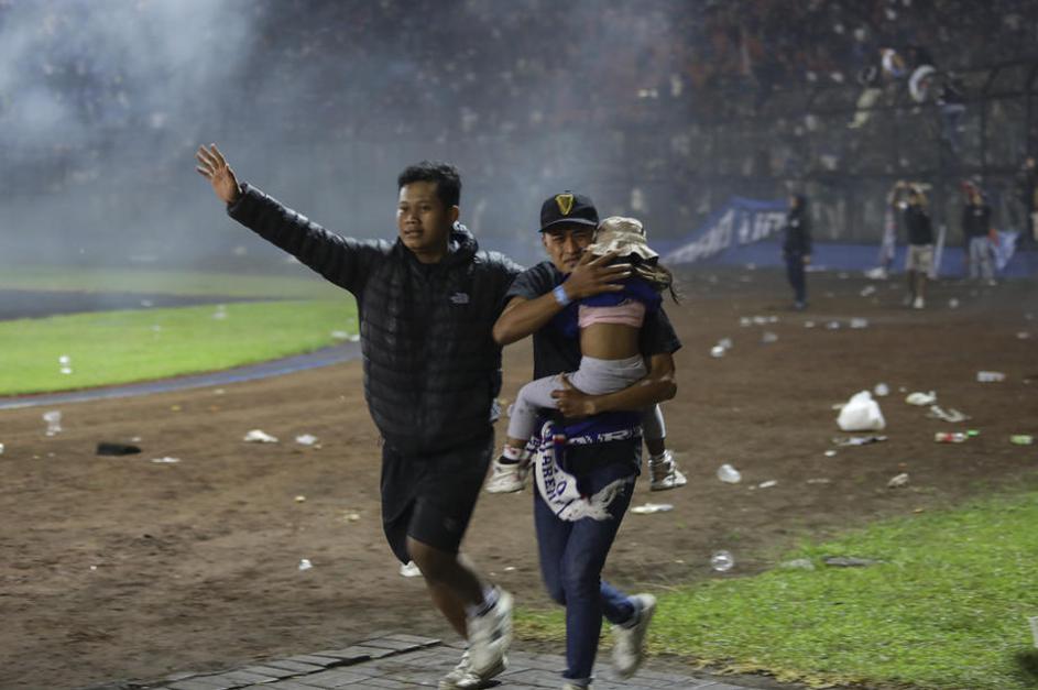 Stampedo na nogometnem stadionu v Indoneziji