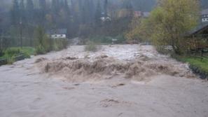 Savinja s pritoki V Lučah močno narašča  narašča 