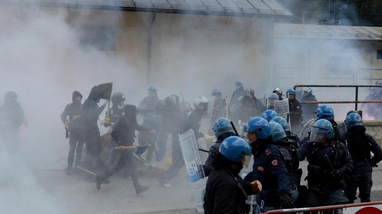 Spopad med policijo in demonstranti na italijansko-avstrijski meji