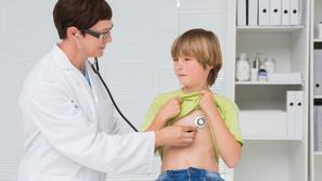 Otrok pri zdravniku