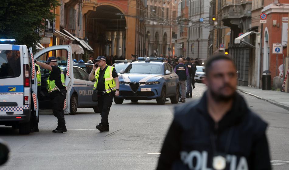 Z avtom v množico: Poškodoval 8 ljudi, nato je izstopil in podivjal še z nožem