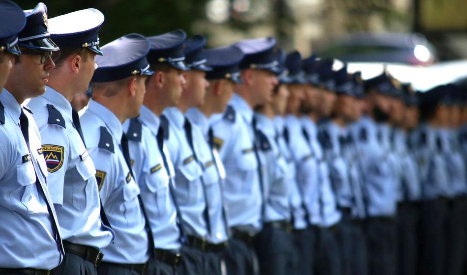 Policisti hočejo višje pokojnine: "Priznajte nam služenje vojaškega roka"