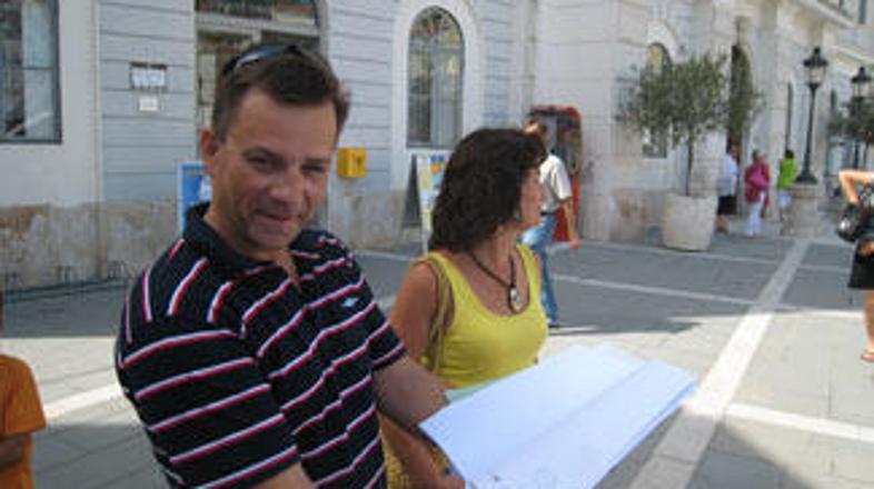 Davorin Petaros iz Civilne iniciative za dostojno življenje Piran ob predaji 639