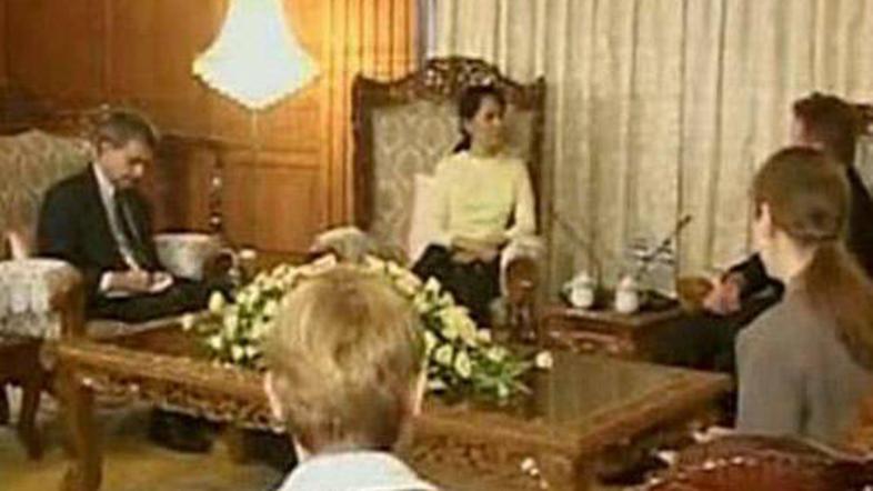 Ameriški senator Jim Webb se je srečal z mjanmarsko opozicijsko voditeljico Aung