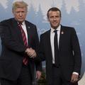 Macron in Trump med stiskom rok