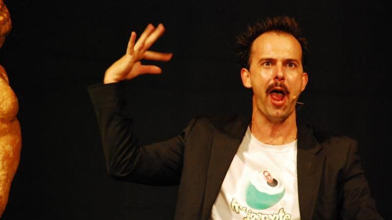 Komedija o odnosih med spoloma je od premierne uprizoritve 2002 namreč nasmejala