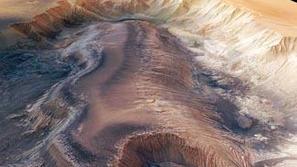 Kanjon na Marsu. Za predstavo; med najnižjo in najvišjo točko površja na sliki j