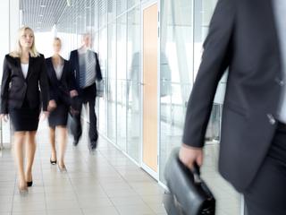 Delavci v poslovnih oblekah in z aktovkami