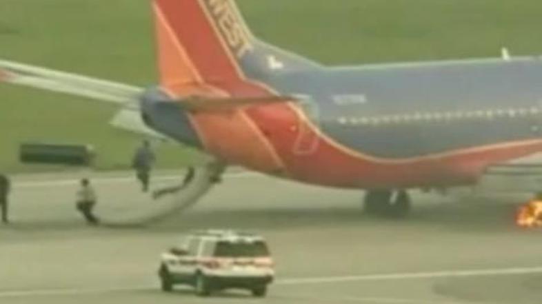 Potniki so se rešili s pomočjo drč za zasilni izhod.