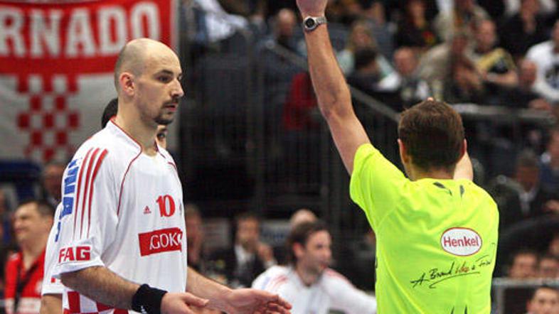 Kot obrambno eden bolj izpostavljenih igralcev se je moral Dominiković večkrat s