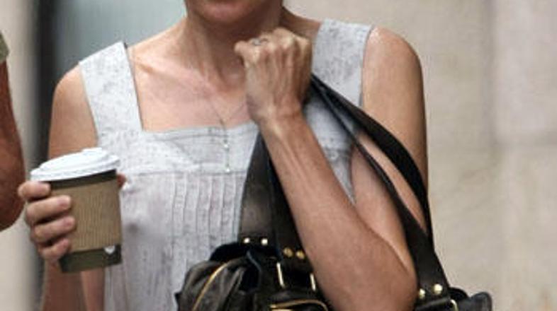 Naomi se počuti bolj sproščeno, ko se poljublja z žensko.