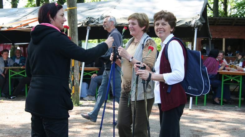 Na Debencu so razdelili 300 nageljnov, ki so simbol prvomajskega praznovanja. (F