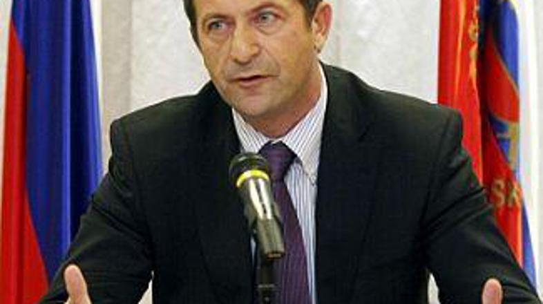 Erjavec meni, da bi sanacijo lahko izvedla samo vojska.