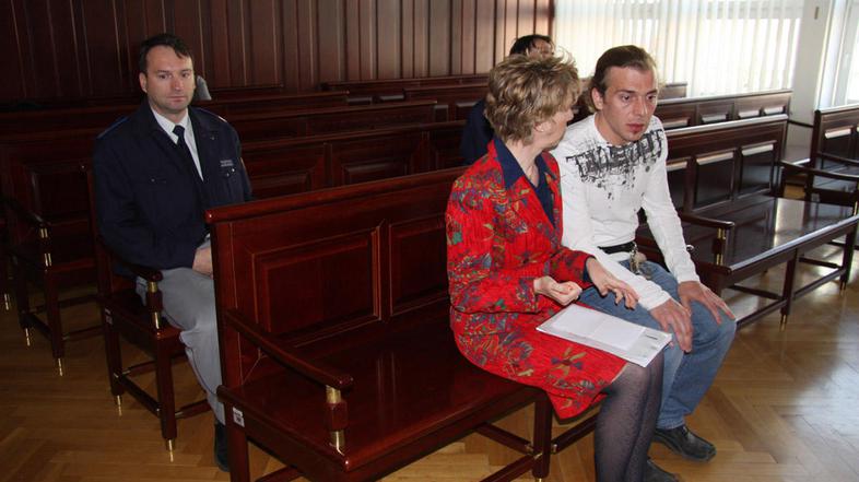 Kucurskemu je pri zagovoru in sporazumevanju s sodnico pomagala prevajalka. Zani