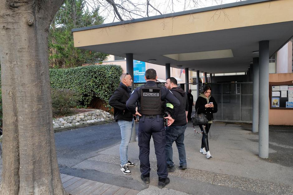 policisti pred srednjo šolo, v kateri je prišlo do napada na učiteljico | Avtor: Profimedia