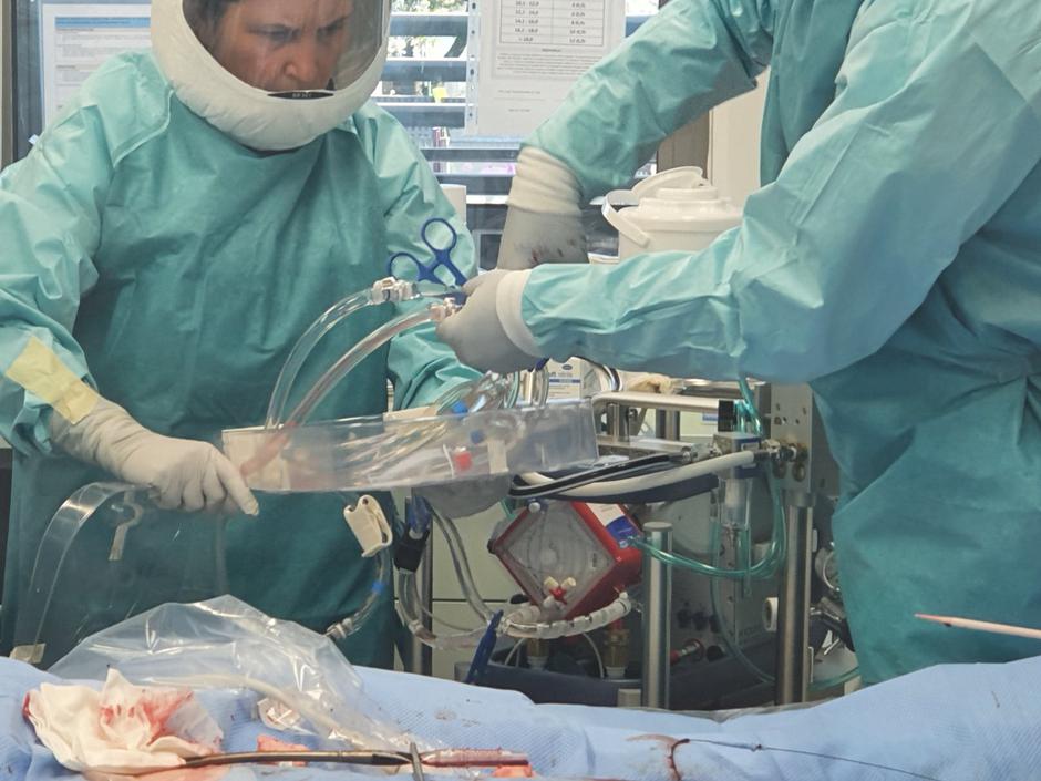 Covid-19, UKC Maribor, zdravstveni delavci med posegom | Avtor: UKC Maribor