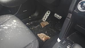 Poškodba vozila na katerega je priletel kos betona na primorski AC