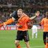 Kuyt je strelca Sneijderja vzel štupo ramo, da bi proslavila zmago nad Slovaško 