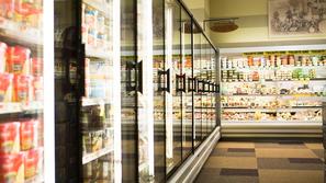 trgovina oddelek z zamrznjeno hrano