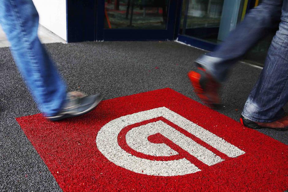 Slovenija 05.11.2013 logo, znak, simbolicna fotografija, zavarovalnica Triglav s | Avtor: Saša Despot/Žurnal24