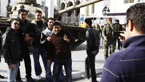 Poziranje pred tanki v glavnem mestu Tunis. (Foto: Reuters)