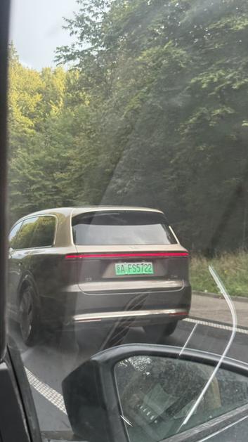 Pekinške tablice na avtu na dolenjski avtocesti