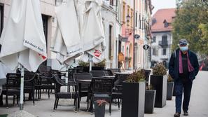 ulica ljudje covid-19 koronavirus