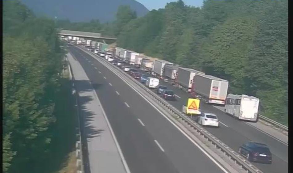 Na avtocesti počilo: Zaprt vozni pas!