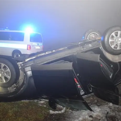 prometna nesreča prevrnjeno vozilo