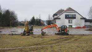 Ob leški osnovni šoli gradijo športno igrišče. Dokončano bo konec junija, v šoli