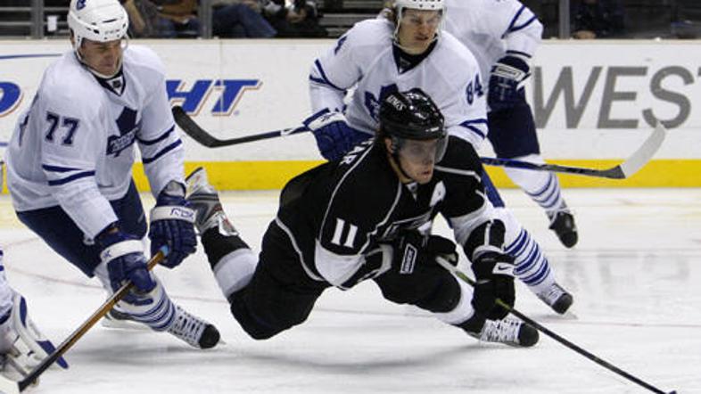 Maple Leafsi so v Staples Centru uspešno zaustavili Anžeta Kopitarja.