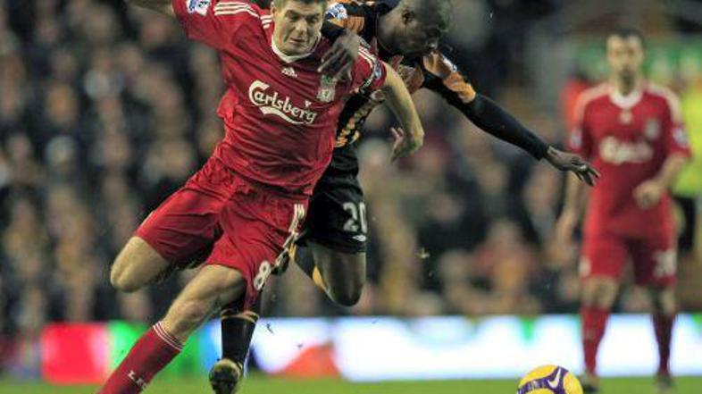 Steven Gerrard je Liverpool po visokem zaostanku popeljal do točke.