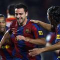 Xavi, dos Santos in Ronaldinho se veselijo edinega gola na tekmi.